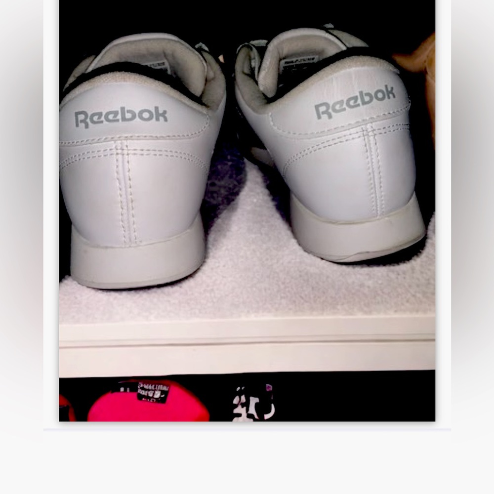 Size 9 White Reebok Classic. - Picture 2 of 4